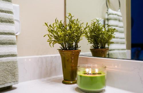 Peridot Suite - NEW 2bdrm 2bath Loft near Mass! - Photo 2