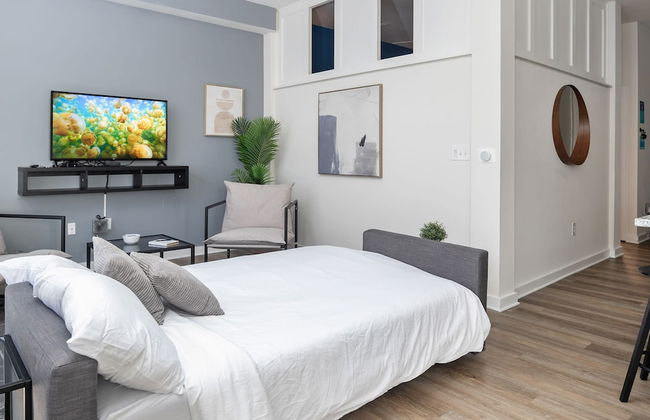 Spacious 2BD With Private Balcony and Free Parking - Foto 48