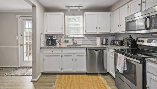 Luxury End Unit Townhome Just 40 Minutes from DC, Pet-Friendly, Privacy Fenced - Foto 3