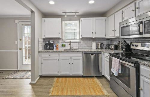 Luxury End Unit Townhome Just 40 Minutes from DC, Pet-Friendly, Privacy Fenced - Foto 3