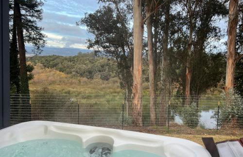 Secluded Lake Cottage with Hot Tub - Foto 1