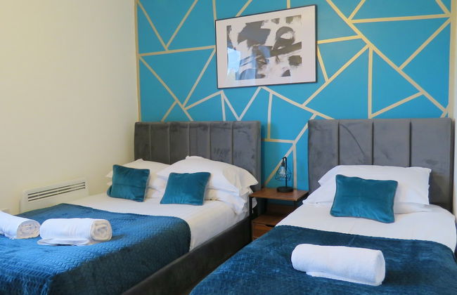 Tudors eSuites Two Bedroom & Balcony - Photo 4