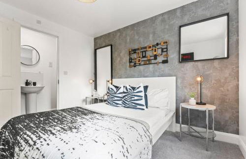 Spacious 3-Bed Home, Parking, Garden, Sleeps 7 - Foto 14