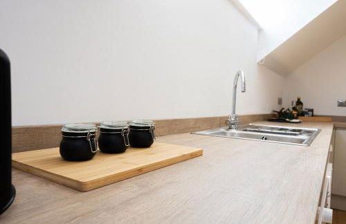 Stanway Apartments- Free Parking & Close To Tram Stop - Photo 8