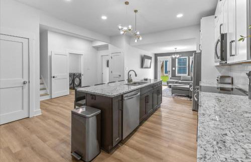 Farm House DT Indy with Pool Table - Photo 19