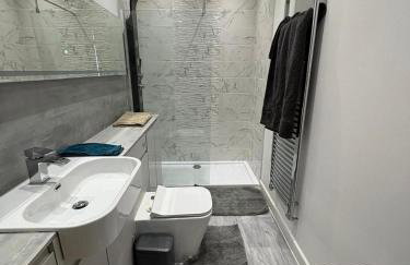 Exquisite Riverside Living in a Stunning Flat - Foto 4