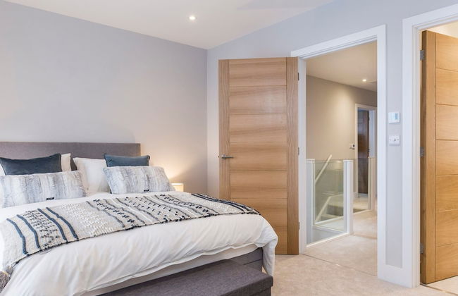 Stylish new Home With Parking - King Beds Garden - Foto 24