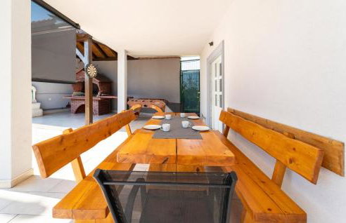 Four-Bedroom Holiday Home In Islam Latinski - Photo 19