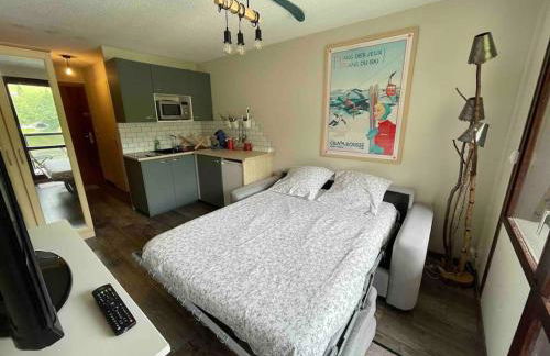 Studio refait à neuf avec balcon - Famille - Parking couvert - Foto 9