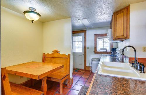 Secluded Stonewall Cabin with Mountain View! - Foto 10