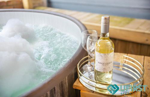 Delightful 3BR Home - Hot Tub - Near Castle, QMC - City Centre & Trent Bridge - Free WiFi & Parking - Sleeps 6 - Foto 41