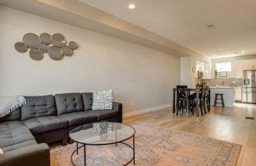 Rooftop Deck and Hot Tub Walkable Denver Townhome - Foto 7