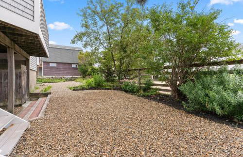 Seaside Serenity Steps to Beach Deck & Porch - Foto 58