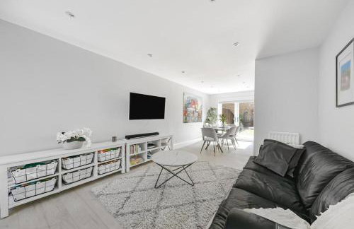 Spacious and Elegant Home with a Beautiful Garden - Foto 7