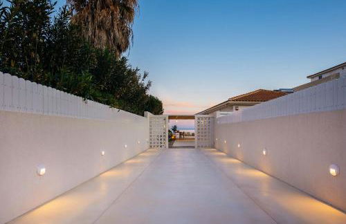 Salty Angel Sea Front Villa - Photo 34