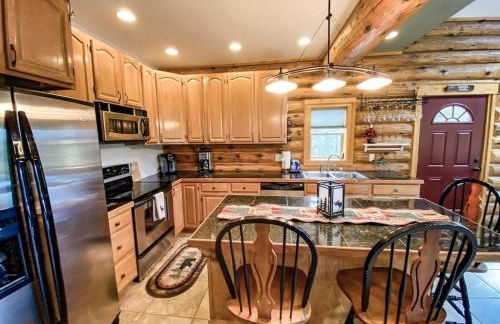 Secluded Log Cabin with Views & Hot Tub, Foosball, Wood Stove - Heavenly Homestead - Foto 46