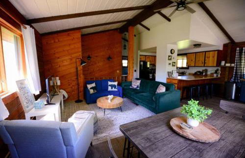 Cozy Cabin with Hottub at Cloverdale Cabins - Foto 12