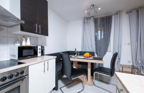 Pet Friendly Apartment In Krsan - Photo 7