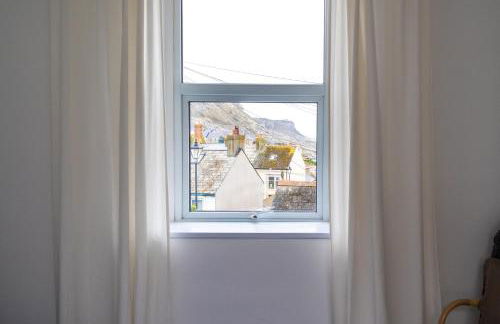 Bright & beautiful 4 bedroom house with sea views - Photo 24