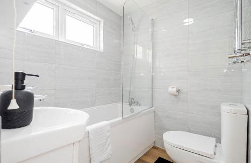 Modern 3-Bedroom 2-Bathroom Flat with Garden at Hanwell - Foto 21