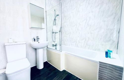 Stylish 1 Bedroom Flat in the Heart of Staines - Foto 2