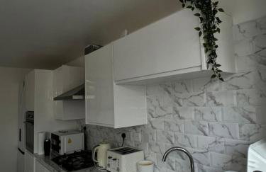 Luxury 4 Bed 3 bath 6 mins from City Renter - Photo 25