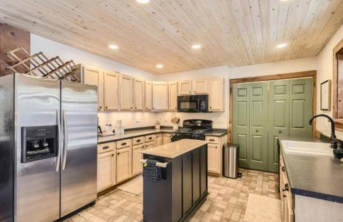 Cozy Wolfcamp Chalet with Hot Tub, Views with Fast Wifi - Foto 7