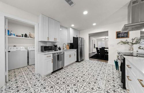 Spacious 6 Bed House near Airport, Pet-Friendly, Close to AFB - Photo 14