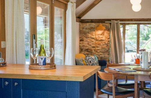 Escape to an Idyllic Countryside Couple's Retreat - Photo 8