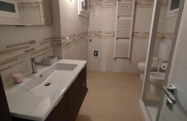 Grigio Perla Panigale, villetta con giardino, 3 camere, parcheggio privato fino 3 posti auto - Un oasi di tranquillità - Vicina all'Aeroporto, Unipol Arena e Fiera - Photo 41