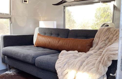 Restored Beautiful Airstream Fully Equipped with Incredible Outdoor Living in Texas - Foto 12
