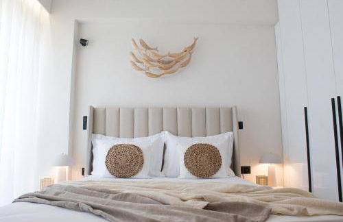 Rafina's PARADISE VIEW!!Walking access to the Port!!! Amazing Seaview!!!Steps from the Beach, 2 min walk!!WIFI 300Mbps! The Lux Seaside Retreat! - Foto 1