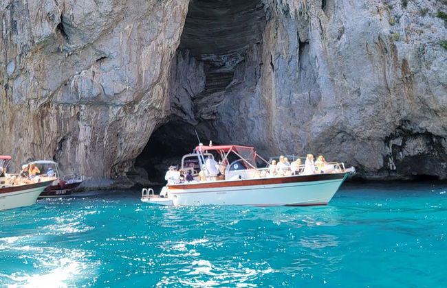 Balade en gozzo dans les grottes de Capri - Photo 1