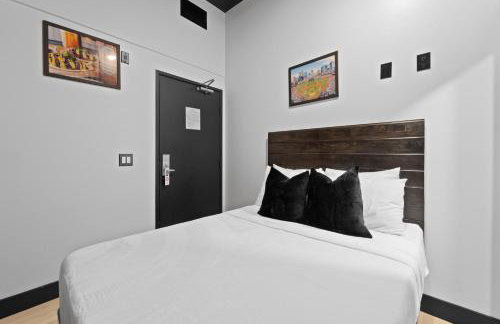 The Neon Elm Hotel - Foto 17