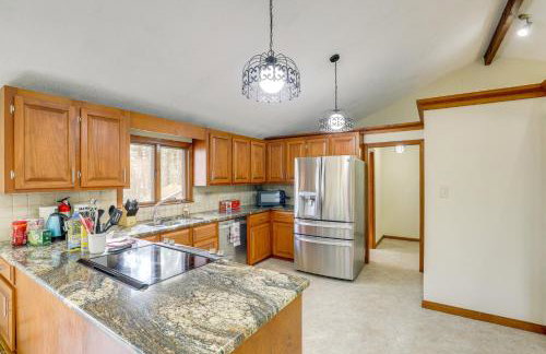 Peek-a-Boo Lake Views and Yard Windham Home - Foto 8