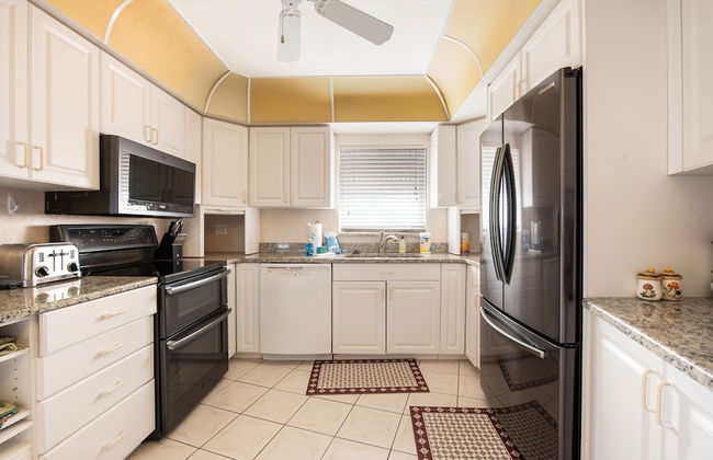 232 South Harbor Upstairs 3 Bedroom Apts by RedAwning - Photo 8