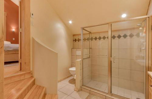 West Pine Cabin on the West Shore by Tahoe Getaways - 2 BR w 2 Bonus Rooms, Hot Tub, Pool Table & Pet Friendly - Foto 14