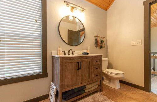 Gorgeous cabin 3bdrm/3bth, hot tub, fireplace, kid/pet friendly - Foto 64