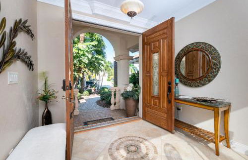 Villa Hibiscus-Waterfront-Free Heated Pool-Dock-Bikes-Other Amenities - Photo 4