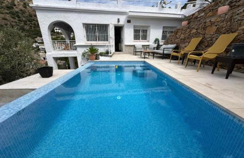 Preciosa casa con piscina desbordante y vistas al mar - Foto 24