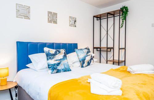 Spacious Home near Heathrow & Windsor with Parking - Photo 42