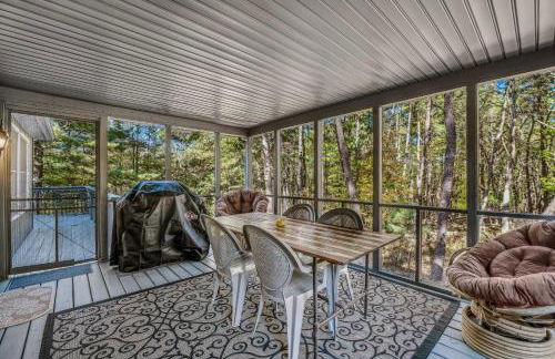 Mountain View Hideaway -- Pet Friendly, Grill, Wifi, Fire Pit, Deck, Screen Porch, Family Friendly, Game Room, Wood Stove - Foto 6