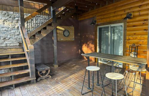 Luxe Cabin with Game Room, Hot Tub & Firepit - Foto 37