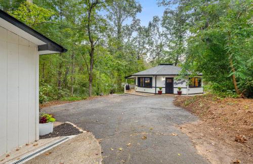 Fun & Funky Asheville Home with Pool Table, Darts - Foto 35