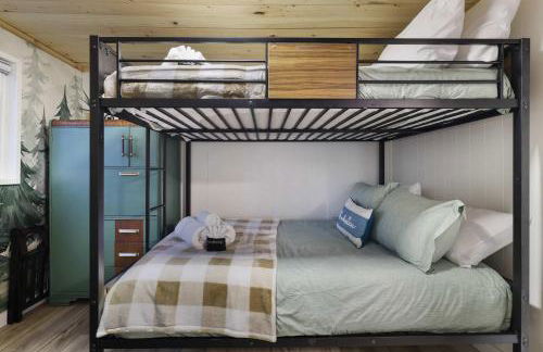 Evergreen Escape Hot Tub Firepit Resort Pool - Foto 28