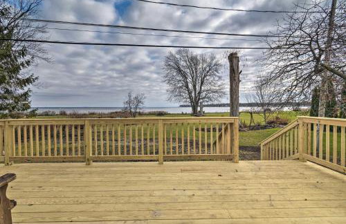 Lakefront Home with Deck, Fishing Dock and Canoe! - Foto 10