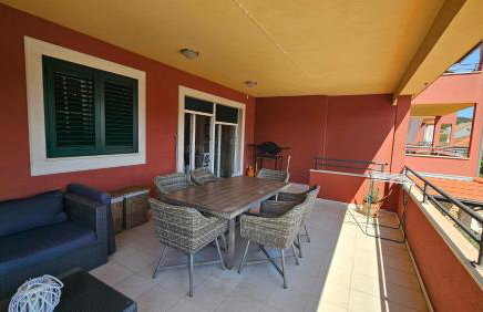 Red House Apartment With Swimming Pool - Photo 21