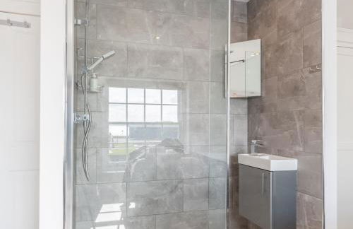 4-Bedroom Seafront House in Southend Sea Views - Pass the Keys - Foto 43