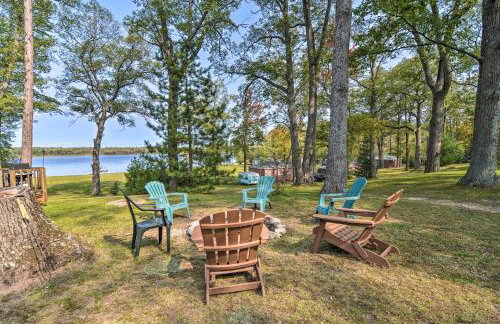 Lake Livin Cozy Cabin with Dock, Bar, 2 Kayaks - Foto 1