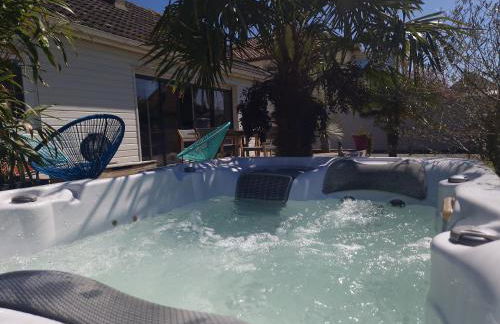 Villa Poppies Holiday Charme et Luxe 14 Pers SPA Privé Jardin Clos 300 m Plage du Débarquement à Pied Mer Familles Groupes EVG Baby-foot Ouistreham - Photo 1